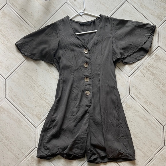 Vero Moda Flutter Sleeve V-Neck Romper - Picture 2 of 4